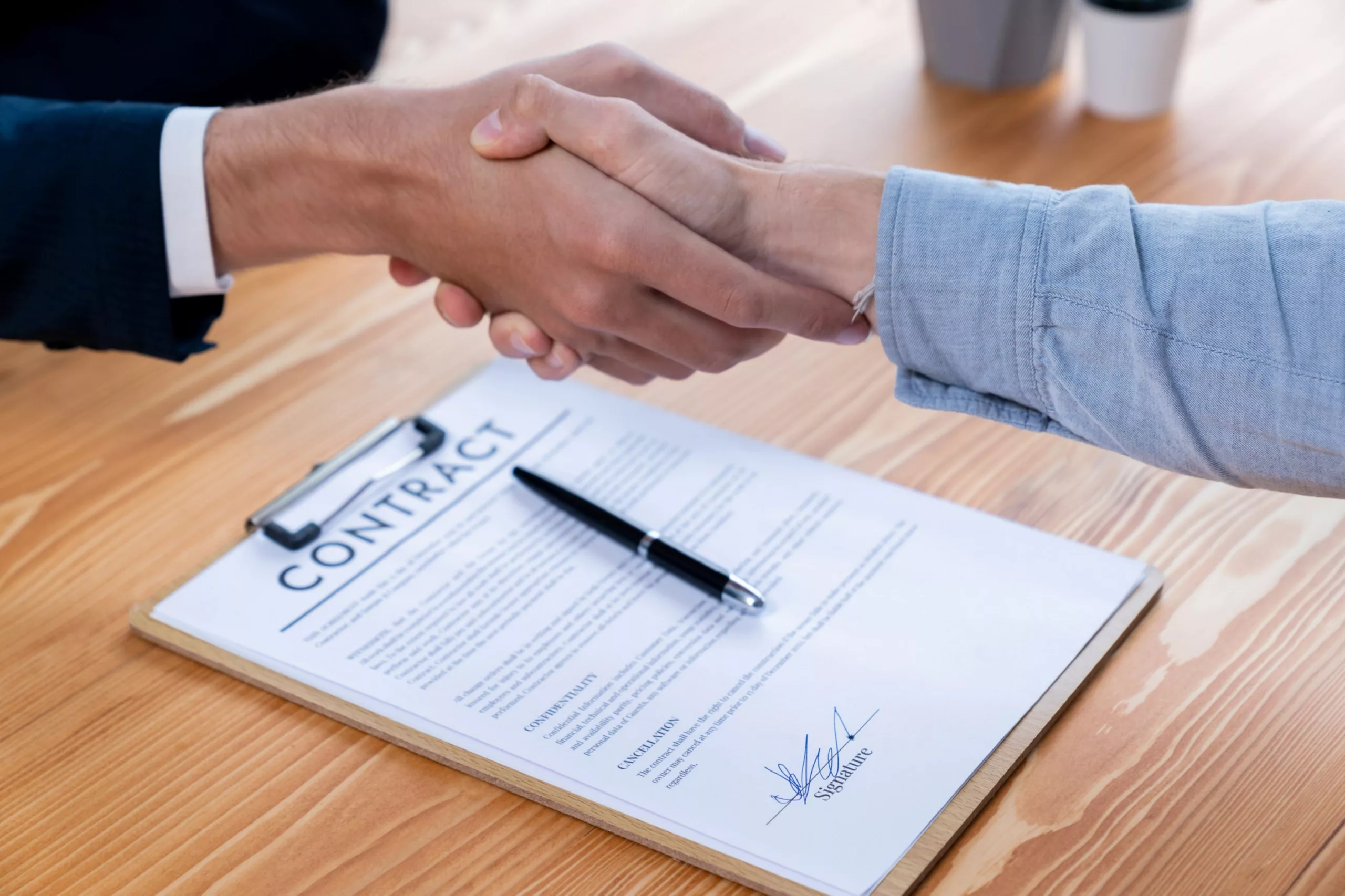 Two business people shake hand after successfully signing contract. Entity — 幸福農夫